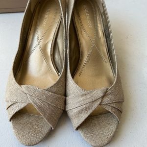 Naturalizer heel with a. Peep toe size 8 in tan color